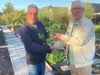 Bij de hooffdfoto: Projectleider Robbert Brandt feliciteert Dick Naafs, voorzitter van de moestuinvereniging VOTP, met de oplevering van de moestuin.